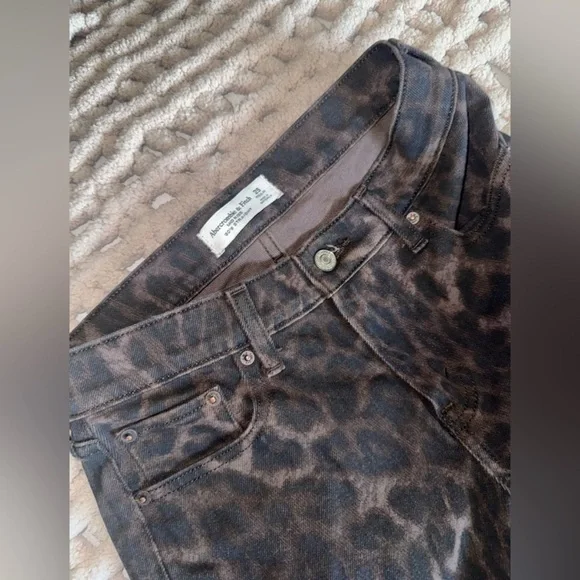 NWOT Abercrombie Leopard Mid Rise 90s Strait Jeans - Picture 4 of 5